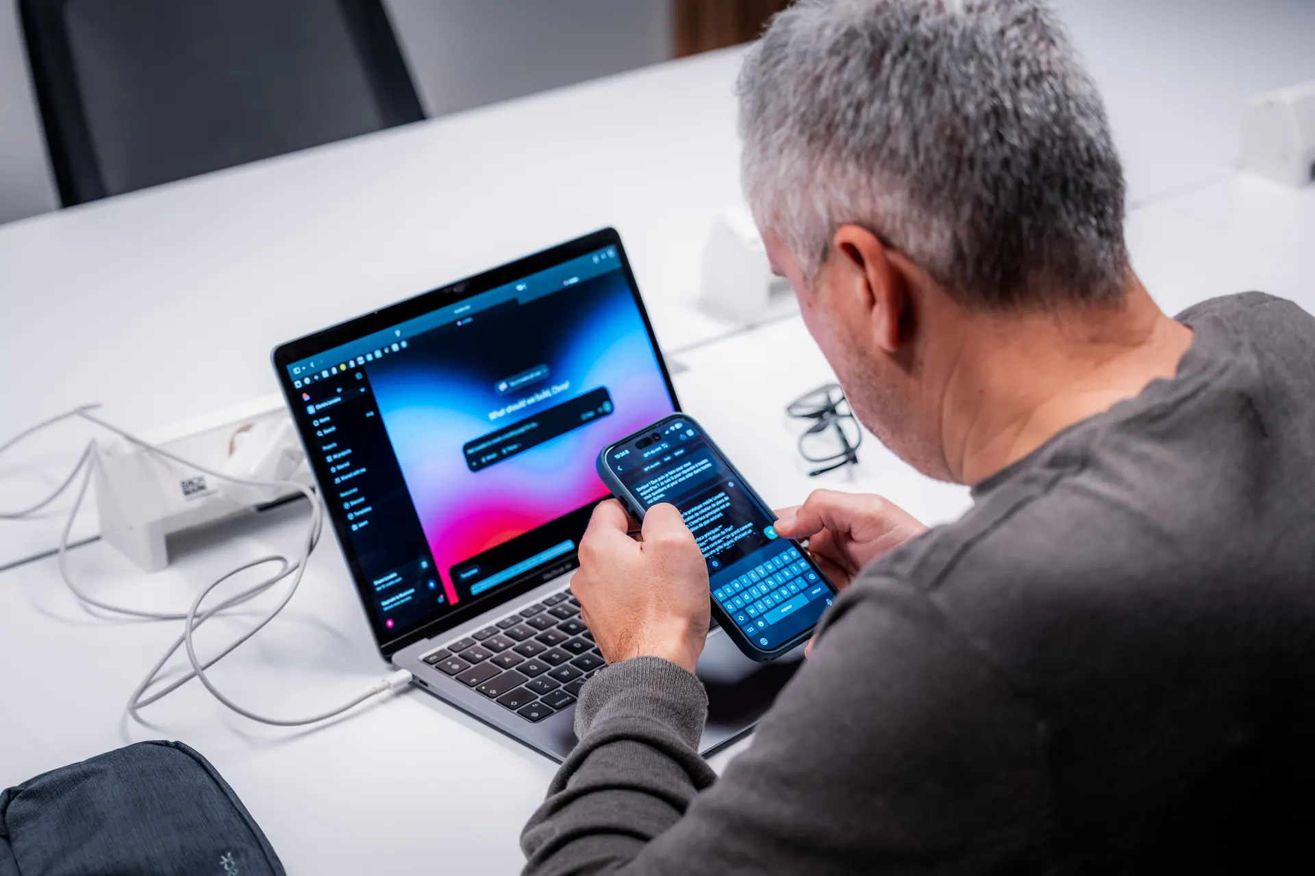 Un participant teste son prototype IA sur ordinateur et mobile