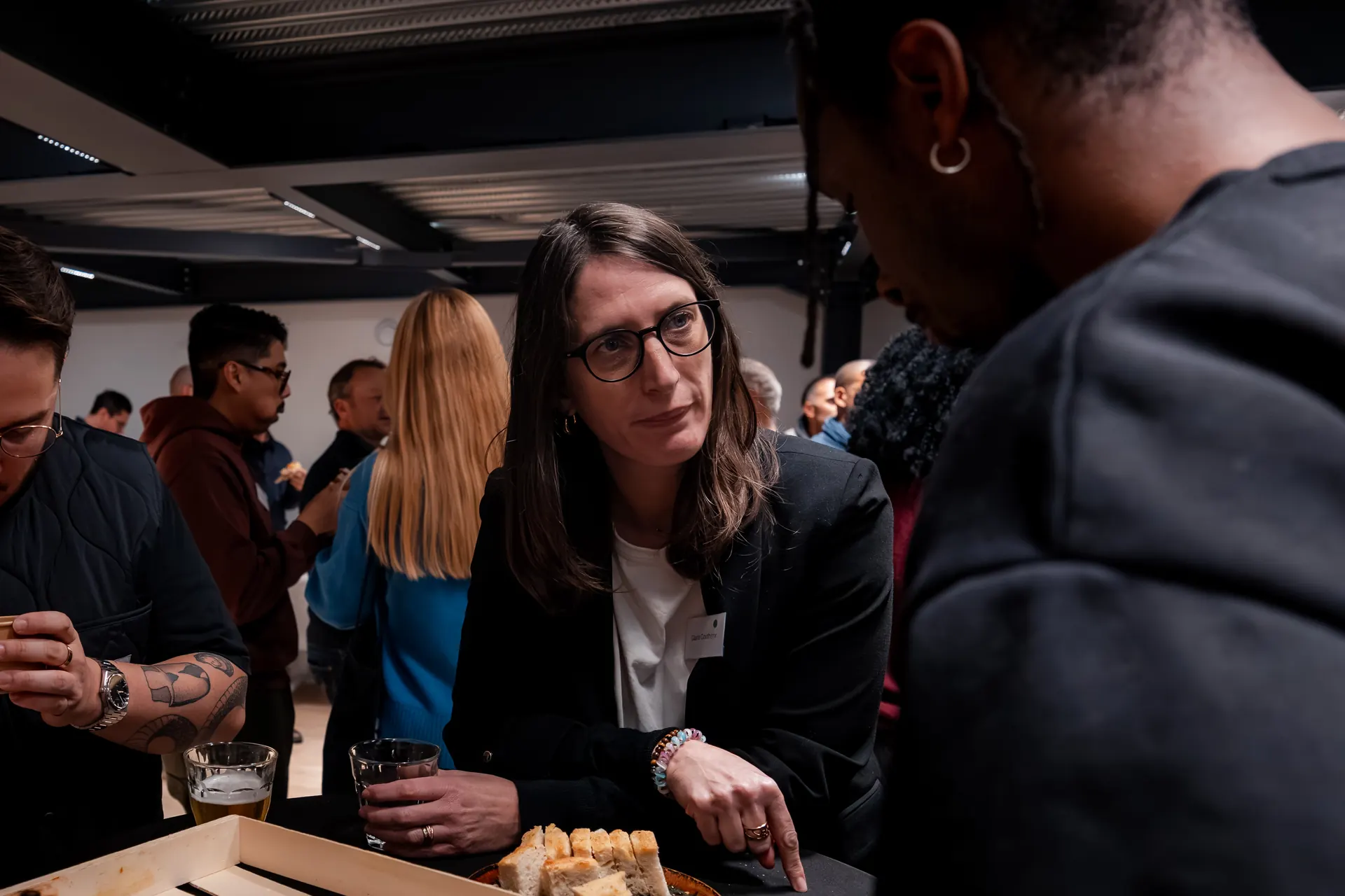 Échanges entre participants pendant l'apéro Garage IA